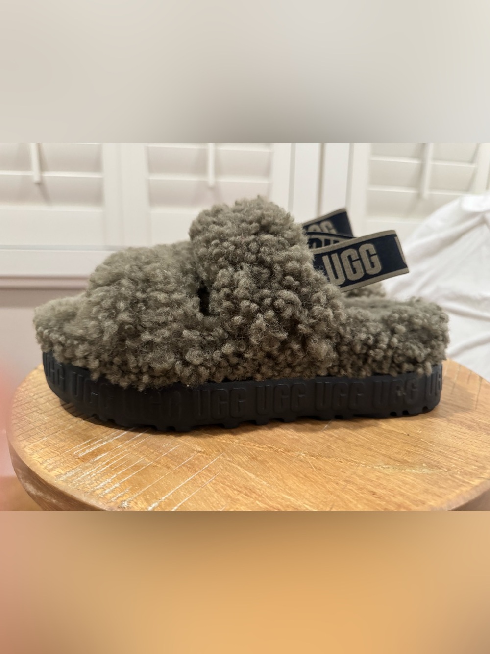 Women's UGG "Oh Fluffita" Platform Slipper Sandals Size 7
